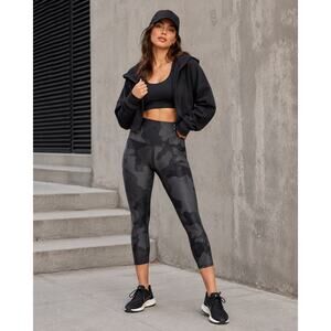 Alo Yoga Airbrush Capri Leggings Women’s‎ Size Not Marked Black Camo Pilatescore